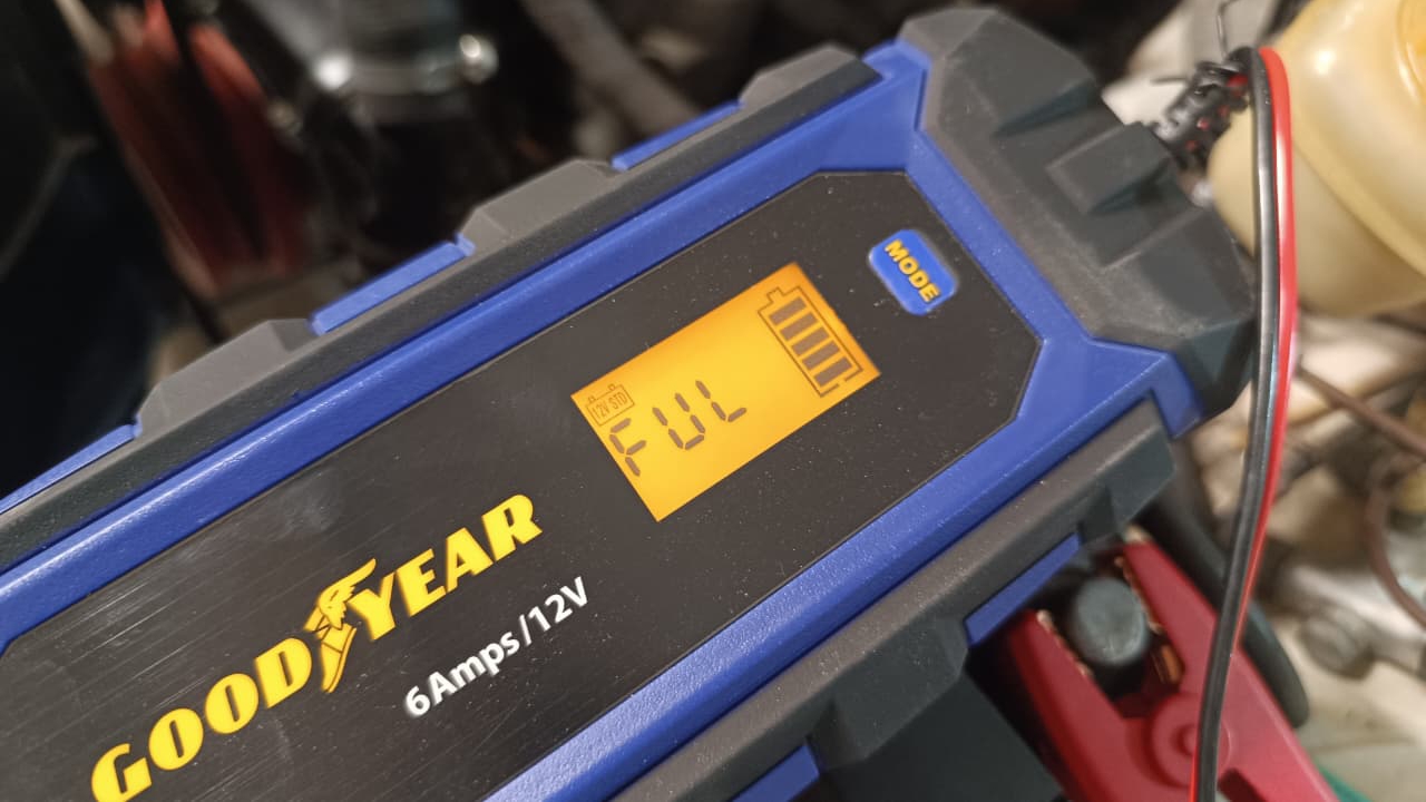 Пока настраивала карбюратор и трамблер сел АКБ. ЗУ Goodyear CH-6A для АКБ