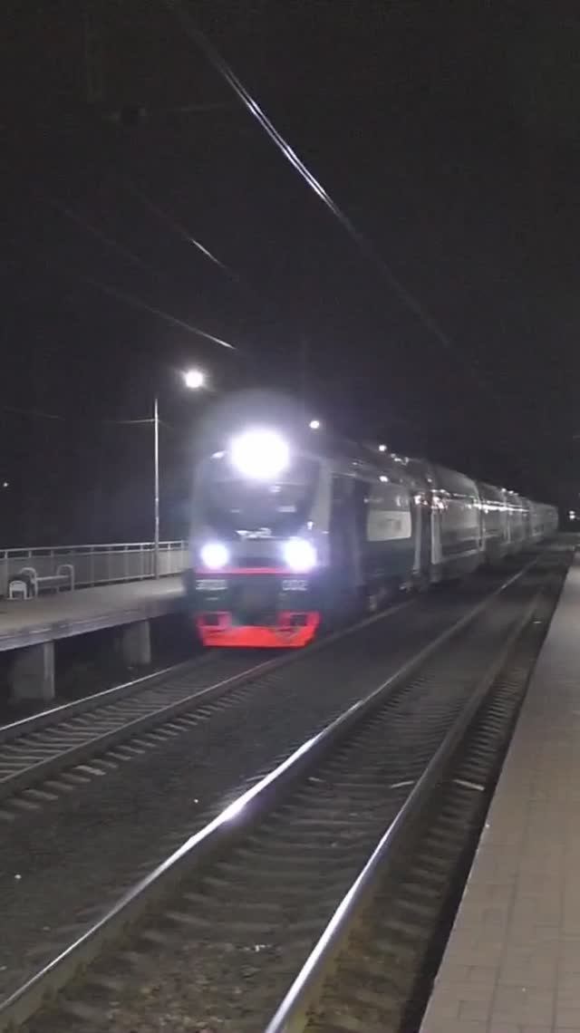 Эл.-воз ЭП20-002 (ТЧЭ-6) с поездом «Буревестник/двухэтажный состав» № 703Э Нижний Новгород — Москва.