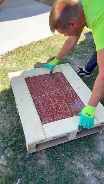 Делаем стильный столик для сада из старого поддона