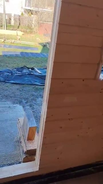 Устанавливаем обсадные коробки на окна и двери