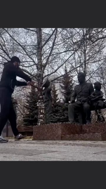 Боец ММА осквернил памятник спасателям на Кременчугской улице