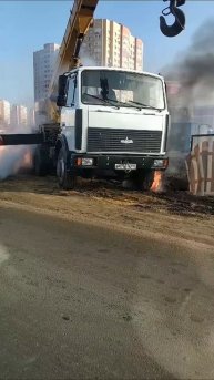 Кран стрелой зацепил электропровода 🤯