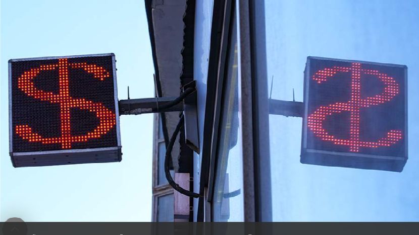 Экономист объяснил причины снижения курса доллара и дал прогноз на конец года