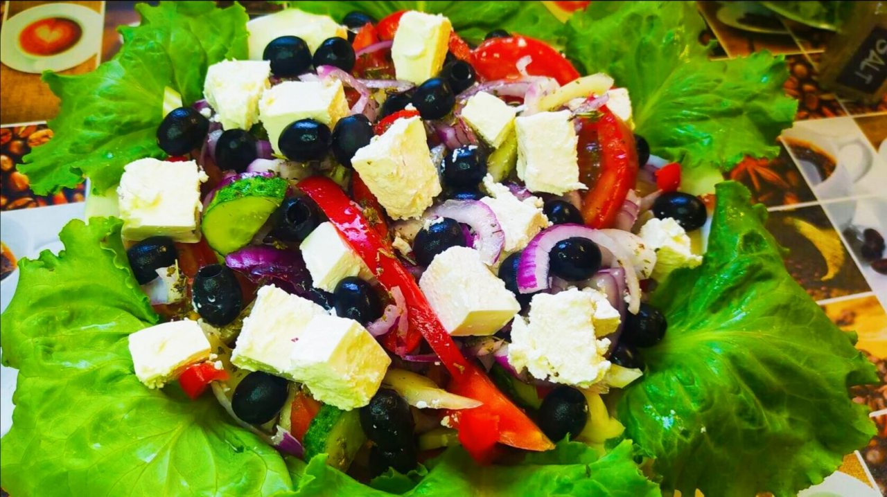 Греческий салат по - домашнему. Просто и вкусно