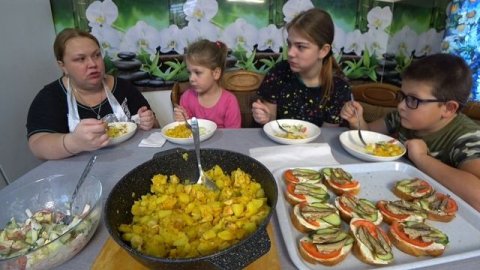 мукбанг. в голове полный джингл белс🤪