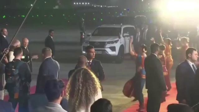 Путин станцевал локтями с красотками из Индии