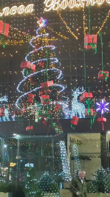 Вечерний Краснодар новогоднее украшение улиц.