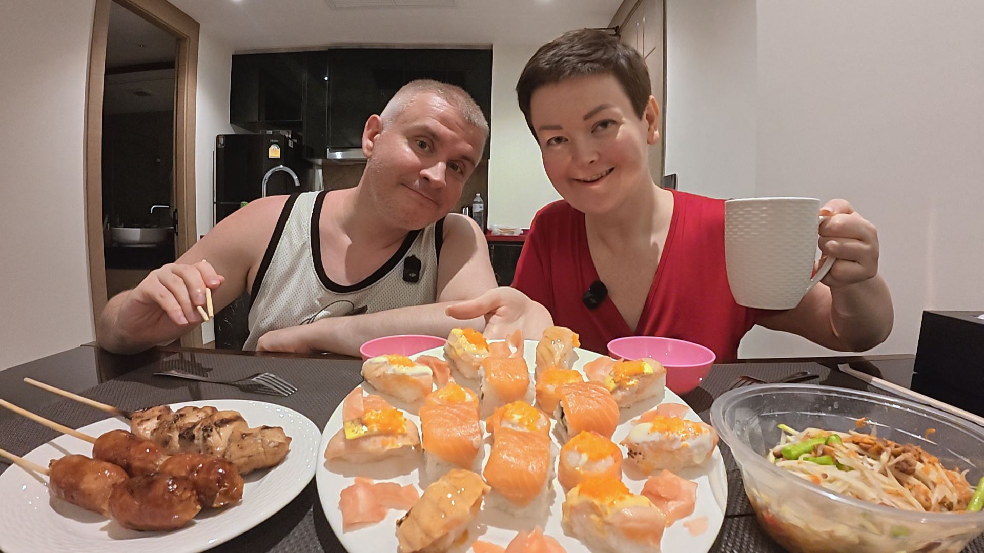 Мукбанг ДОРВАЛИСЬ, ОБЪЕДАЕМСЯ вкусными и ОГРОМНЫМИ роллами и суши! Вот так надо ЖИТЬ и отдыхать Ужин