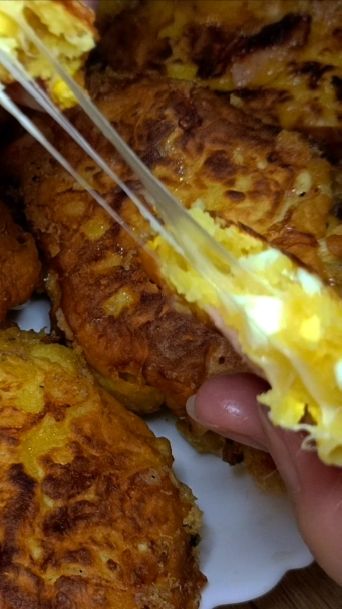 Ленивые пирожки с яйцом, колбасой и сыром на сковороде.  #рецепты