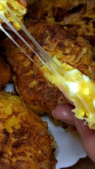 Ленивые пирожки с яйцом, колбасой и сыром на сковороде. #рецепты