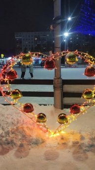 Каток на ёлке очень много места