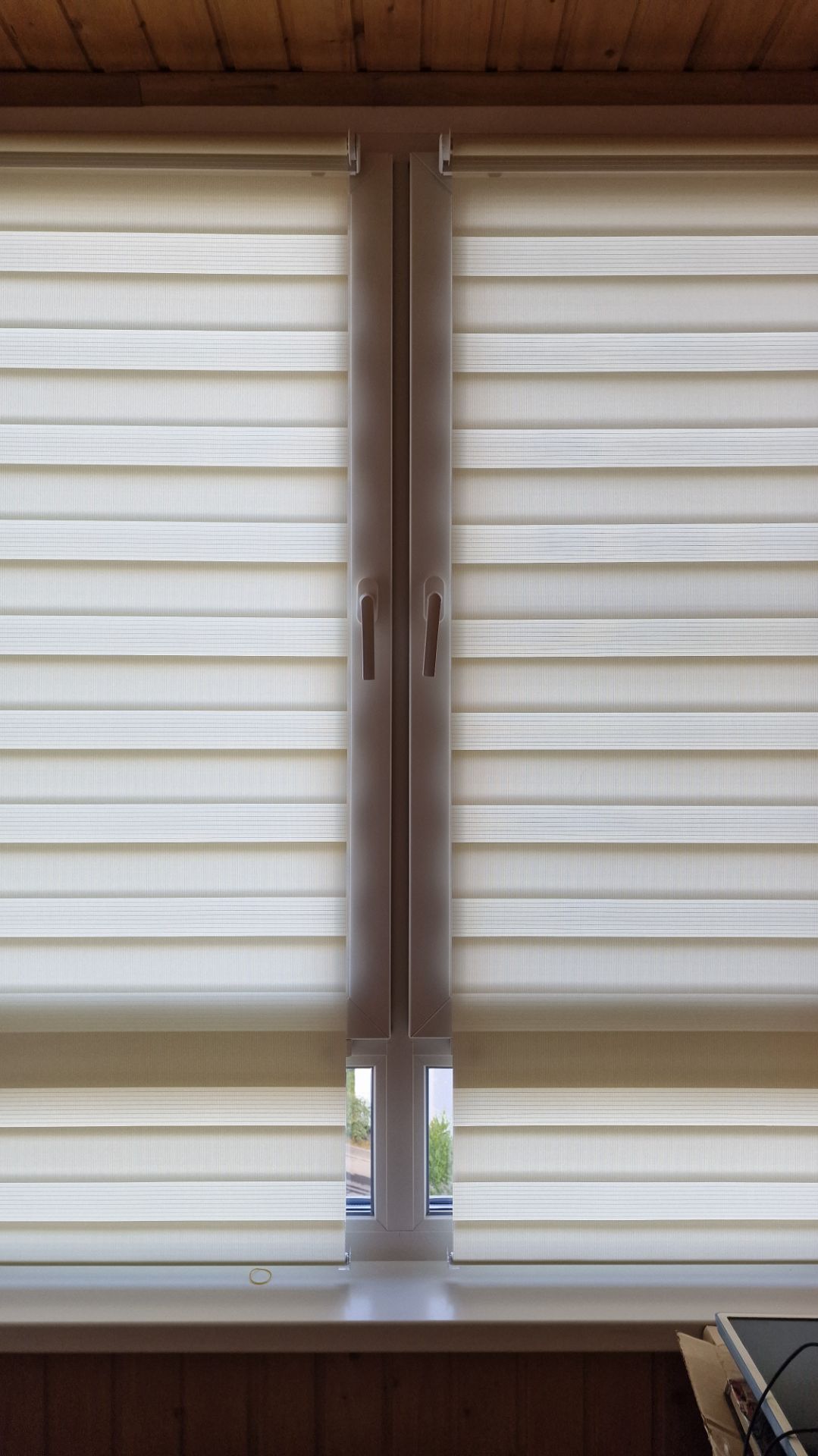 Как выглядят шторы с монтажом на створку с учетом одновременного закрытия и подстворочной части.