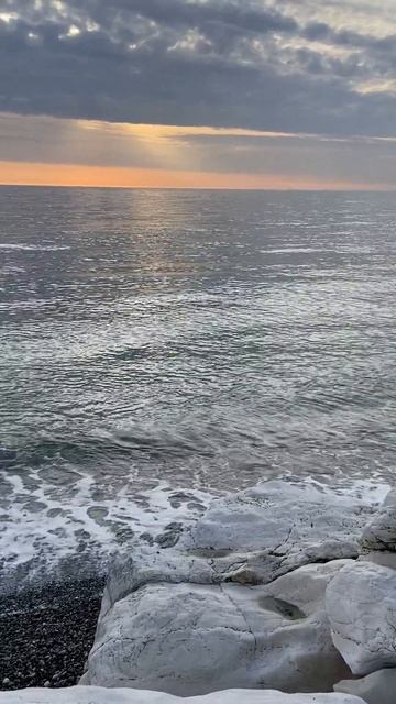 Сегодняшний закат на пляже Белые Скалы в Абхазии в Цандрипше (6 декабря, ЗИМА-2025-2026)