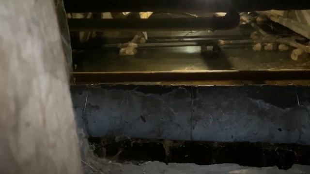 Жители на Рублевском шоссе в Крылатском жалуются на неприятные запахи из подвала и тараканов