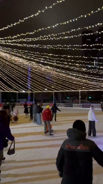 🎄Только что во всех парках Москвы зажглись новогодние ели!