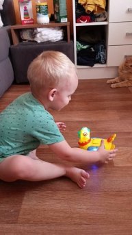 Марк играет с курочкой