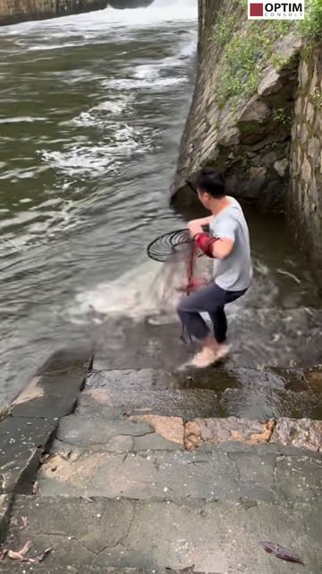 Ну ты мужик и рыбак! Хитрый китаец! #китай #китаец #рыбалка #сетка #хобби #рыбак