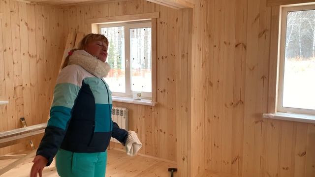 Elizaweta lässt ihr neues Holzhaus auch im Winter weiterbauen Das Leben in Nowosibirsk | Russland