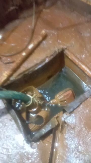 откачиваю воду