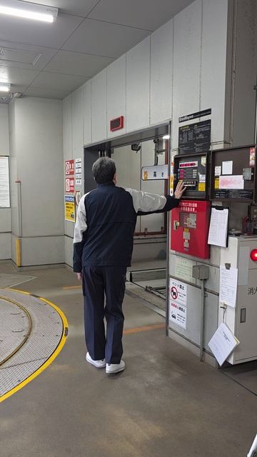 В Японии многоуровневые автоматические парковки.