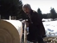 Вот так делают лодки в деревнях.