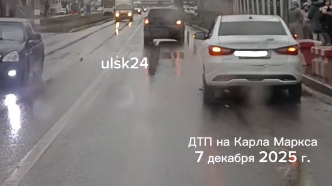 ДТП на Карла Маркса, 39А в Ульяновске. 7 декабря 2025. Авария у пешеходного перехода. Веста и Опель