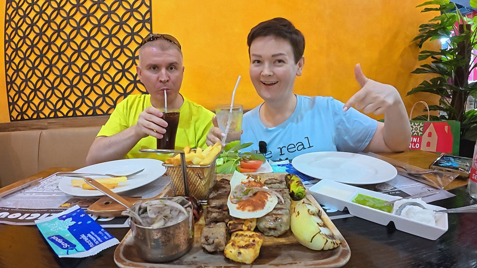 Мукбанг ПИРУЕМ в мясном ресторанчике! ОБЪЕЛИСЬ от пуза шашлыка! ОБМЫЛИ наши покупки) Ужин в Паттайе