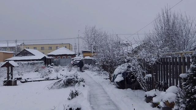 Я гребу снег, а он идет😂