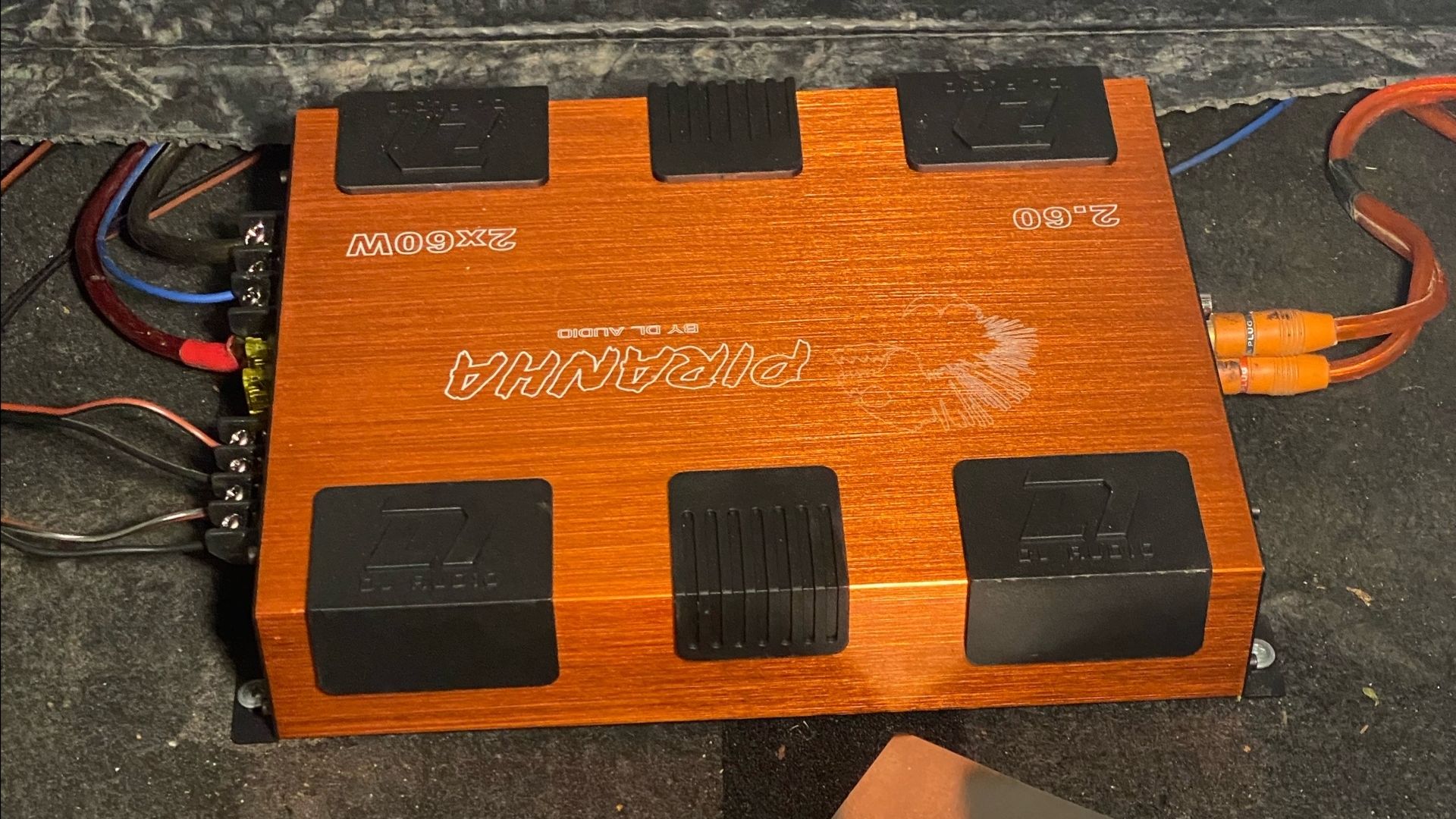 Установка усилителя DL Audio Piranha 2.60