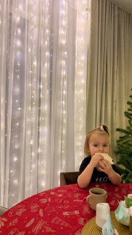 Впервые пробует салат цезарь