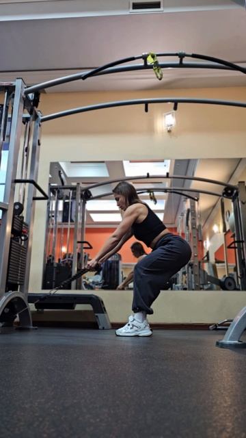 Вариант упражнения для проработки мышц спины ☝️