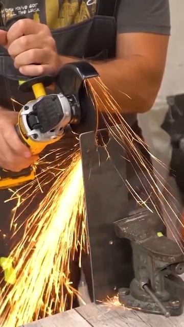 Интересный вариант системы хранения велосипеда.