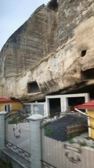 Инкерманский мужской монастырь, вырубленный в скале.