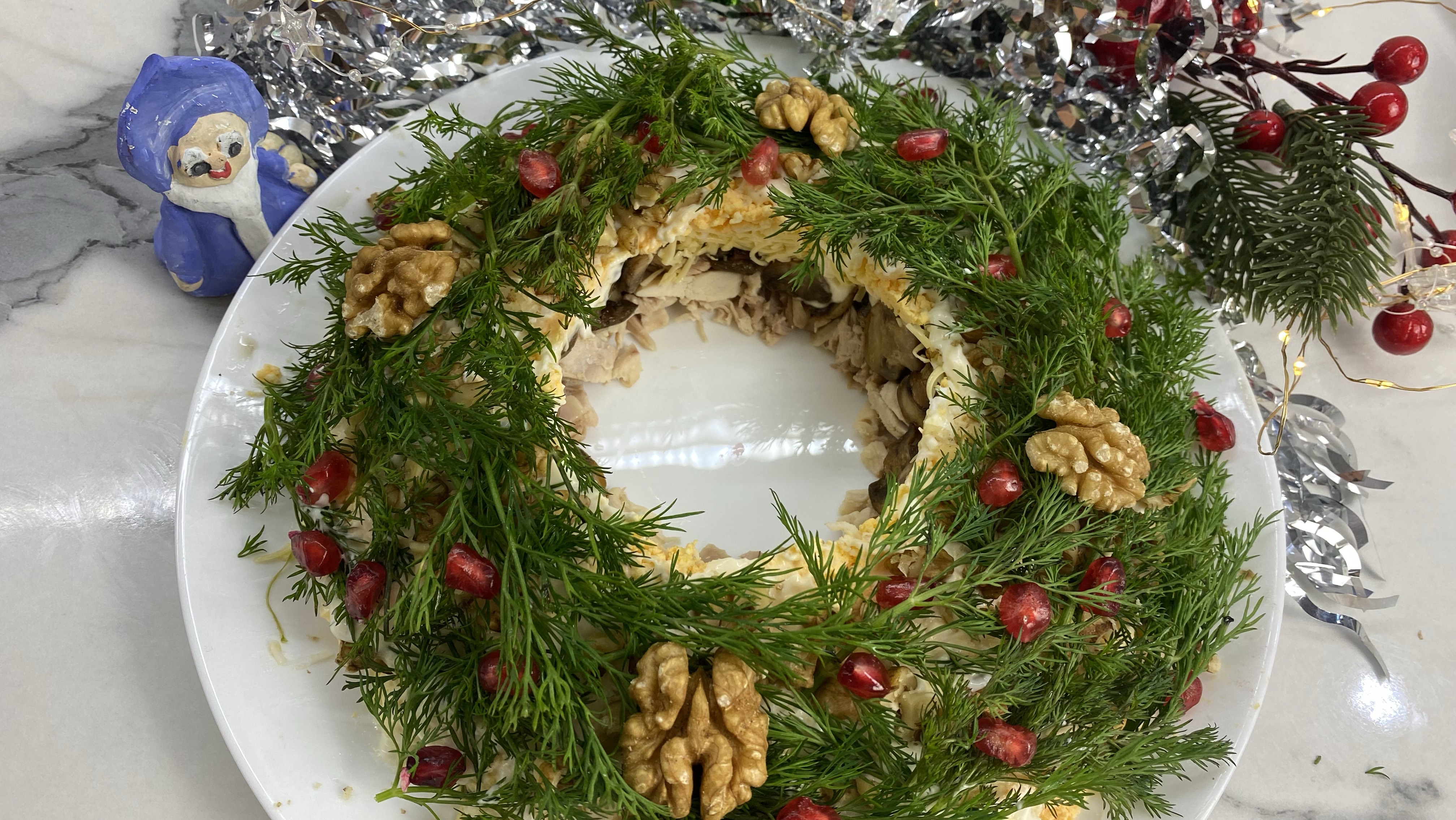 Новогодний рецепт 1. Новогодний салат с шампиньонами.