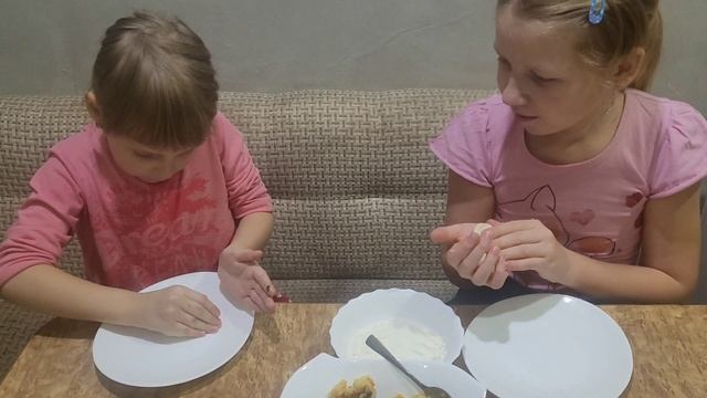 Девочки готовят пирожки