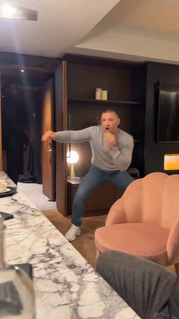 Конор Макгрегор дает мастер-класс по боксу... Майку Тайсону