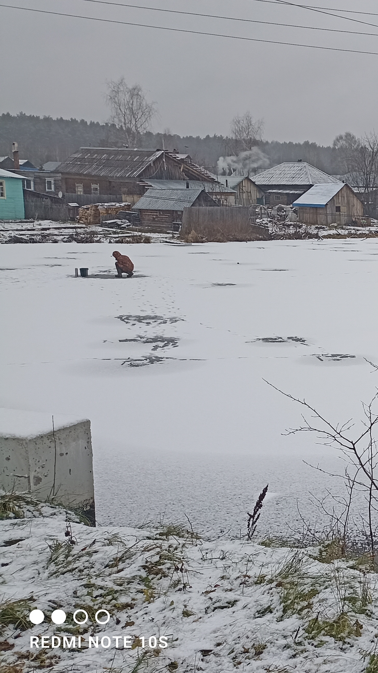 Рыбакам не страшен первый, хрупкий лёд. Река Чернушка. 06.12.2025 года.