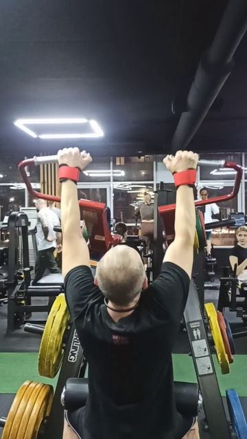 Верхняя тяга в раздельном тренажёре - сегодня с каждой стороны по 50 кг.