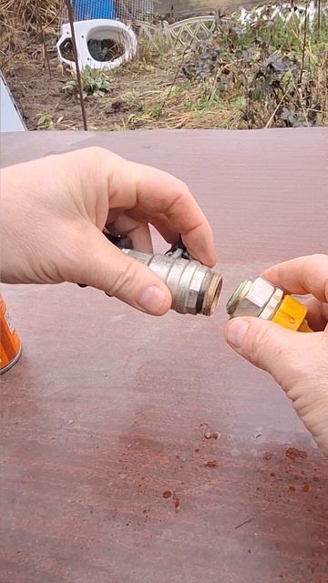 Приспособление как надёжно загерметизировать соединения на трубах #diy #хитрости #врек #shorts