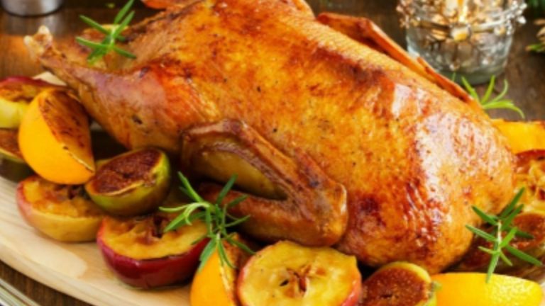 А вы утку с яблоками на Новый год как готовите?