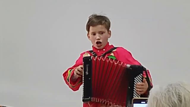 "Вдоль по улице метелица метёт "
Русская народная песня .
Поёт и играет Ярослав Петров.