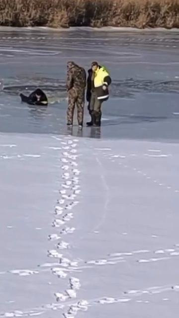 Квадроцикл отправился на дно, а рыбак — на берег: ледовая авантюра в Приморье закончилась чудом