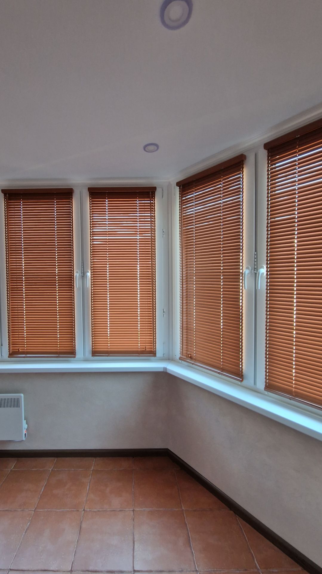 Горизонтальные деревянные жалюзи 25мм на каждую створку отдельно. Цвет 68 Миндаль.