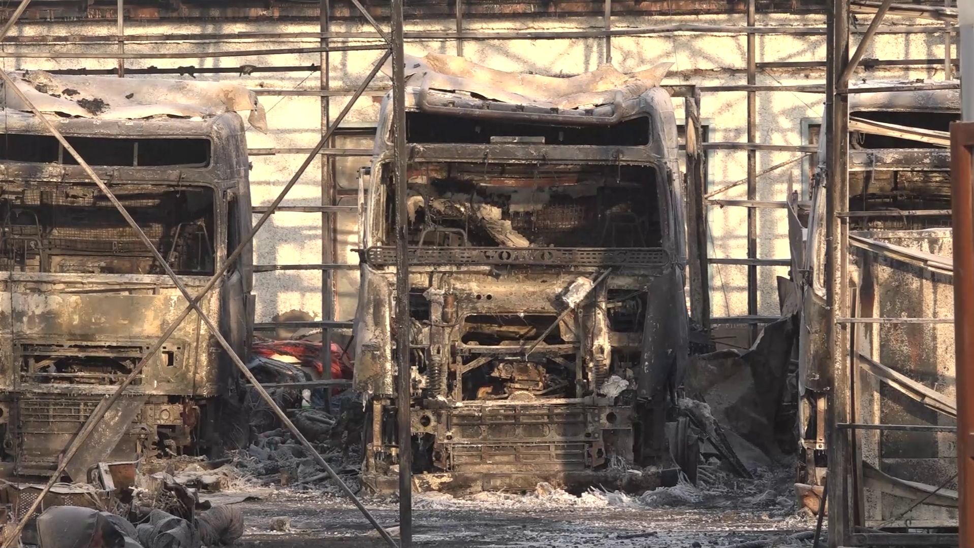 ЧЕТЫРЕ ГРУЗОВИКА СГОРЕЛО В НОЧНОМ ПОЖАРЕ