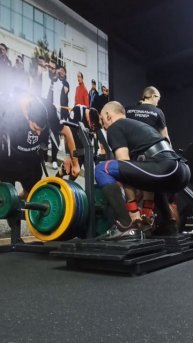 Колодец в тренажере - 230 кг, 1 повторение - 5 подходов.