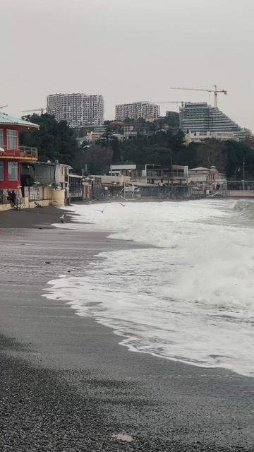 Шторм в Алуште. Декабрь 2025