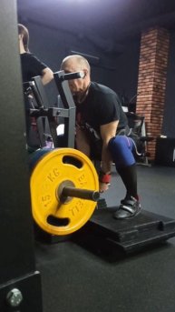 Колодец в тренажере - 210 кг на 5 повторений, 3 подхода.