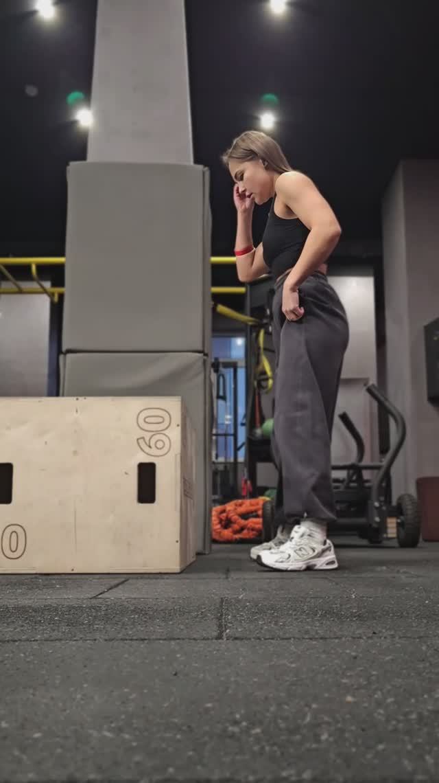 Запрыгивание на тумбу развивает взрывную силу ног.☝️