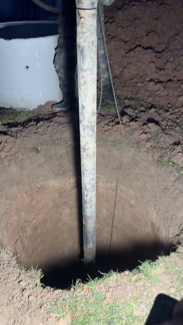 Монтаж колец в шахту колодца