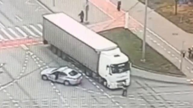 Водитель фуры умер за рулём,сотрудник ГИБДД на ходу запрыгнул и остановил тягач.